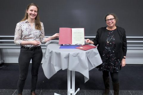 Prof. Dr. Barbara Kappes hands over the women's representative award to Katharina Breininger.